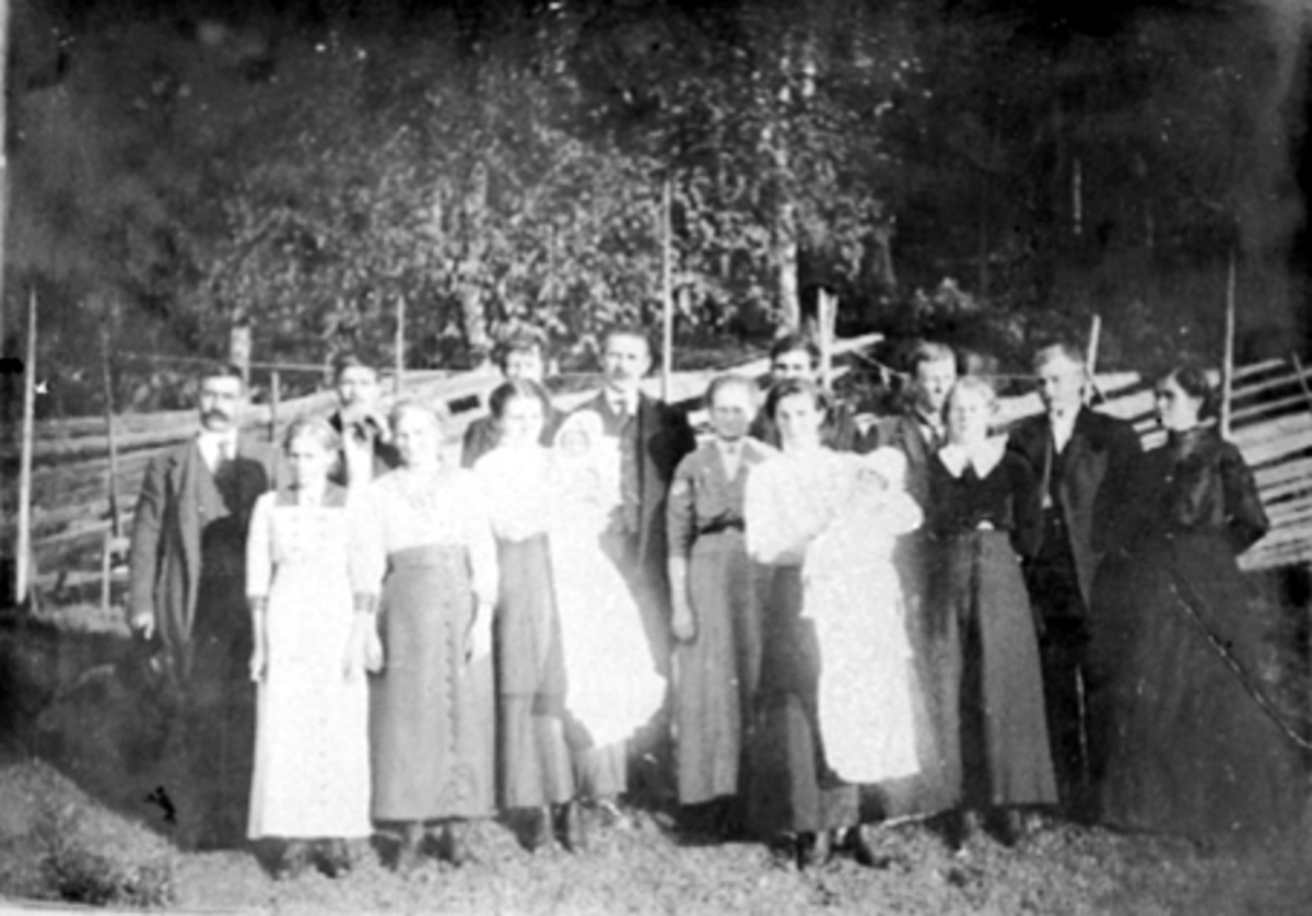 Anno Domkirkeodden, BARNEDÅP FOR TVILLINGENE SINA STORBÆK GIFT HANSEN OG KARINE STORBÆK GIFT JOHNSRUD, STOR FAMILIEGRUPPE.