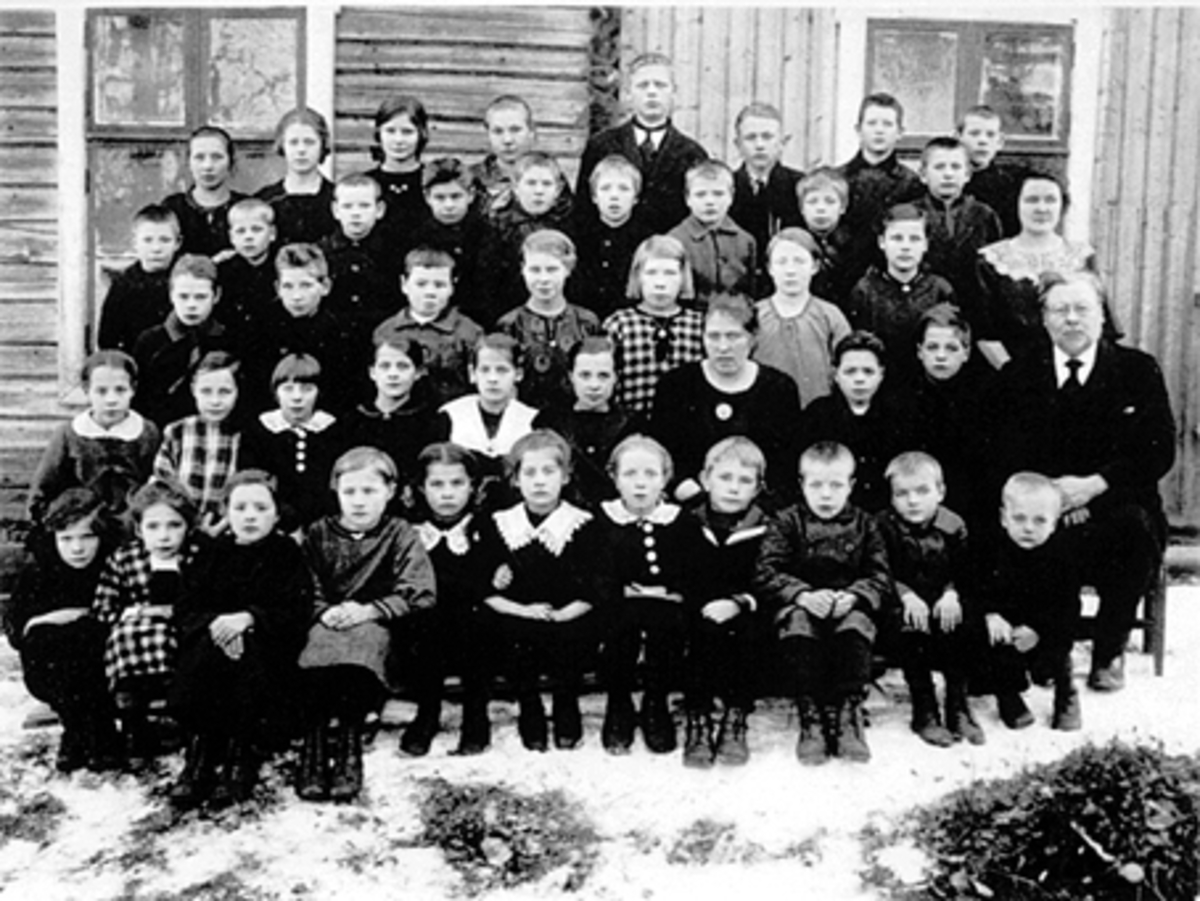 Anno Domkirkeodden, AASEN SKOLE, ÅSEN, SKOLEFOTO, KLASSEBILDE, SKOLEELEVER MED LÆRER. 1 REKKE F. V. ALMA LUNDSBAKKEN, LOUVISE ANDERSEN, MARTA ÅS, OLGAK. E. , PETRA NORDHAGEN, INGRID NORDHAGEN, MARIE ÅSET, GEORG ANDERSEN, JOHN ÅSET, HANS EVENSEN, MARTIN LØKKEN. 2. REKKE F. V. MARGIT LYSTAD, MARIE SKJELSET, PETRA ÅSET, …