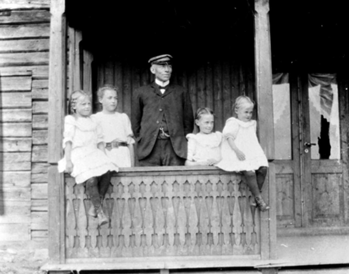 Anno Domkirkeodden, VIE ØSTRE, FAMILIEGRUPPE 5 PÅ VERANDA, F. V. INGEBORG, DAGNY, JOHAN, ASLAUG OG RAGNHILD DIESEN, 1908.