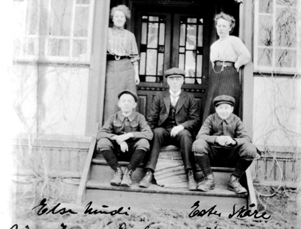 Anno Domkirkeodden, MUSLI GARD, OTTESTAD, GRUPPE 5, FORAN F. V. BIRGER HAUG, OLE GÅRDER (KONTROLLASSISTENT), KRISTOFFER MUSLI. BAK F. V. ELSA MUSLI OG ESTER SKÅRE