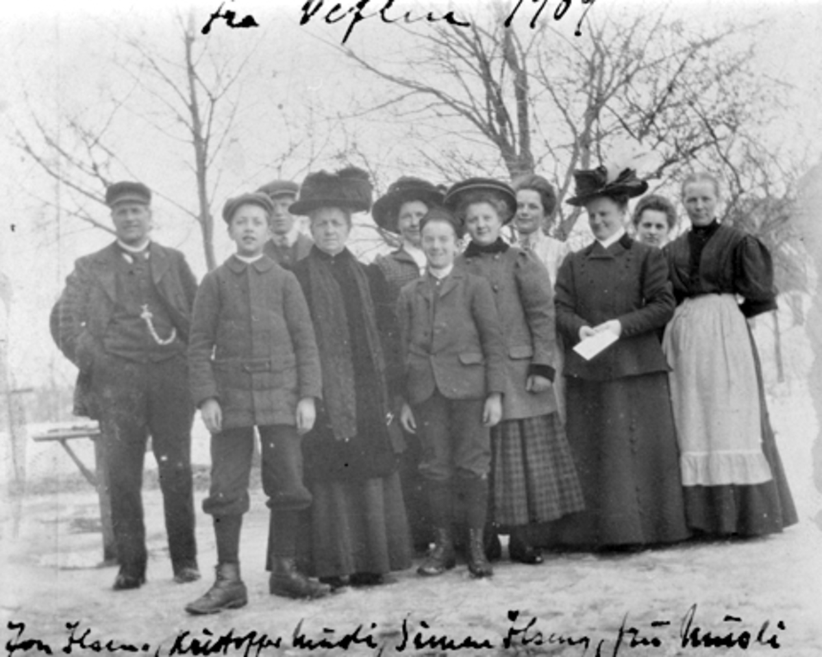 Anno Domkirkeodden, MUSLI GARD, OTTESTAD. F. V JON ILSENG, KRISTOFFER MUSLI, SIMEN ILSENG, FRU MUSLI, RAGNA DAHL, BIRGER ILSENG, ELSE MUSLI, OLAUG ILSENG, OLGA OUSTAD, INGRID ILSENG OG FRU ILSENG