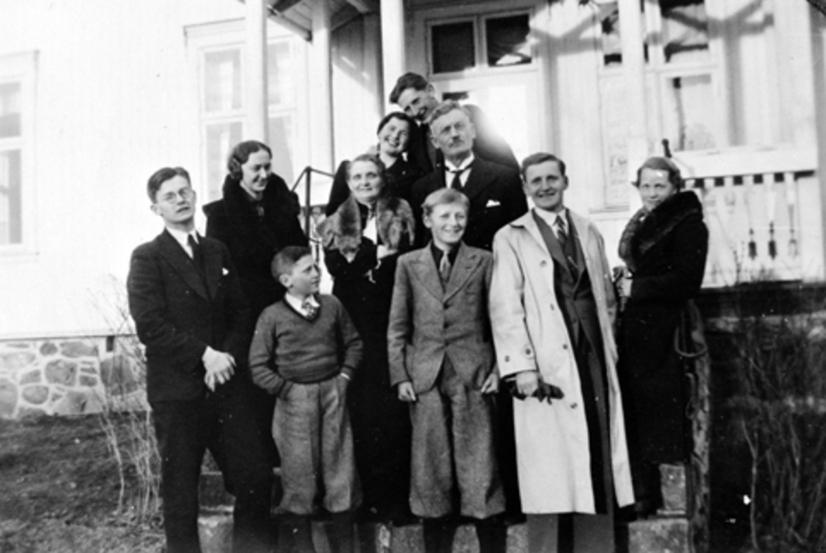 Anno Domkirkeodden, FAMILIEN VOLD FORAN LÆRERBOLIGEN PÅ KORSLUND SKOLE, FORAN F. V. ODD LEINE (FETTER), FINN, JOHN, ÅSTA (JOHNS KONE), 2 REKKE F. V SIGFRID, BERGLJOT, KORNELIA OLE BAK GUNNVOR LEINE (KUSINE) GIFT FINSTAD OG KÅRE, PÅ SLUTTEN AV 1930 ÅRENE.
