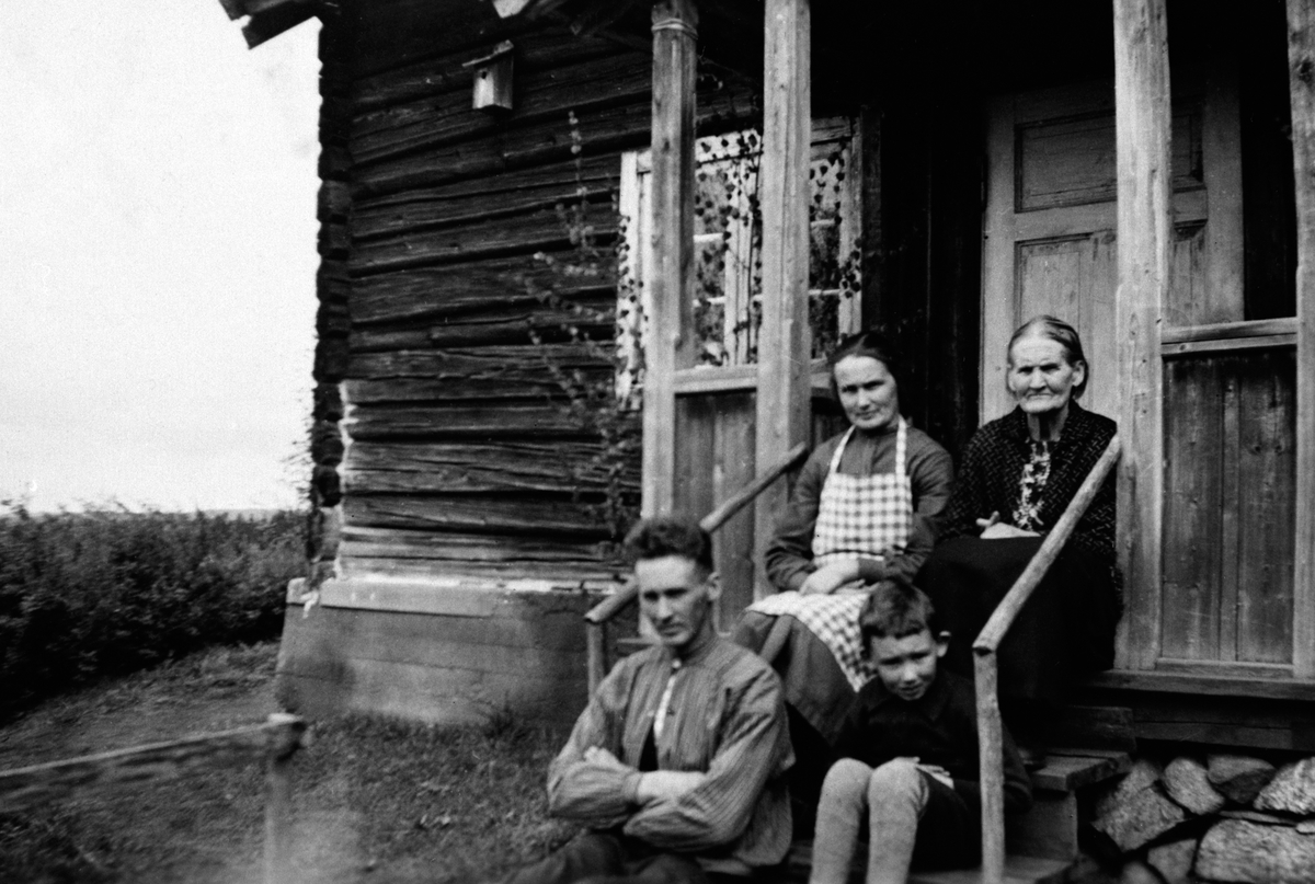 Anno Domkirkeodden, GRUPPE 4 PÅ TRAPPA I SAGEN. FORAN F. V. KONRAD 1901-1977, ARNE F. 1931, BAK KJELLAUG F. KARLSVEEN 1901-1997 G. MED KONRAD OG PERNILLE SAGEN F. LARSDATTER GRASBERGFALDET 1860-1936. CA. 1935. SE ÅRBOKA " GAMMALT FRA STANGE OG ROMEDAL"2004 SIDE 180