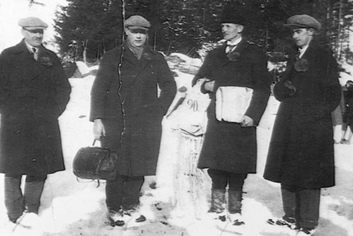 Anno Domkirkeodden, GRUPPE 4 FUNKSJONÆRER UNDER KNATRUDRENNET 1930. F, V NILS HUSE, HARALD LINDBACH, JOHAN OUSTAD OG JENS OTTINSEN, HOPPRENNET GIKK I GJERMUNDSTUBAKKEN