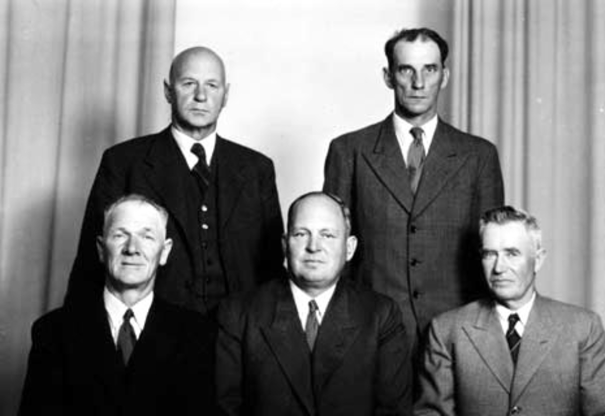 Anno Domkirkeodden, TANGEN BRENNERI. STYRET VED 50 ÅRS JUBILEET. SITTENDE FRA V. H. JØLSTAD, FORMANN M. LINDSTAD OG NESTFORMANN ARNE SVENSKRUD. BAK FRA VENSTRE THOROLF ULVIN OG BJARNE BYRUD.