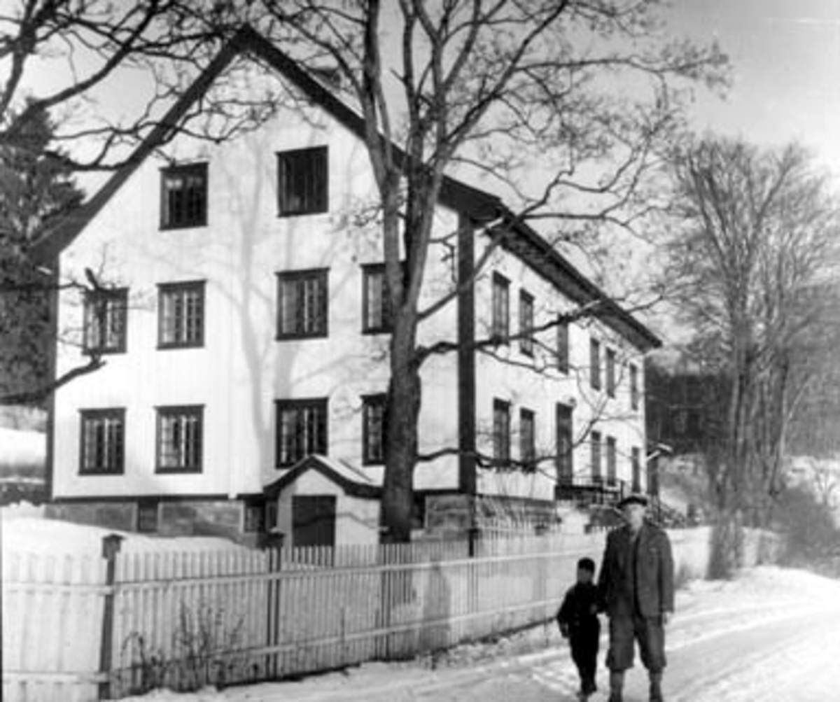 Anno Domkirkeodden, VIK PÅ TANGEN. HOVEDBYGNINGEN. EIER 1952 THOROLF OG ASTRID ULVIN. VINTER. THOROLF ULVIN MED SØNNEN NILS 5 ÅR.