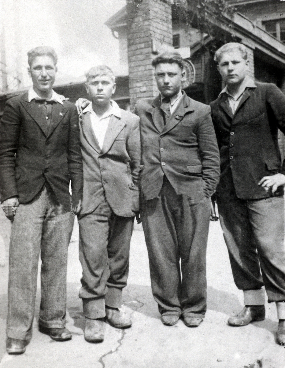 Anno Domkirkeodden, RUSSISKE KRIGSFANGER - JOBBET SOM SKOGSARBEIDERE PÅ TANGEN VINTEREN 1945- TIL FRIGJØRINGEN 1945. BILLDENE ER FORØVRIG TATT I OSLO DA DE VAR PÅ VEI HJEM. SE FORØVRIG KOPI AV BREV SENDT TIL GERD FJELLBERG. FLERE OPPLYSNINGER SENERE. ÅRBOK-ARTIKKEL 2005