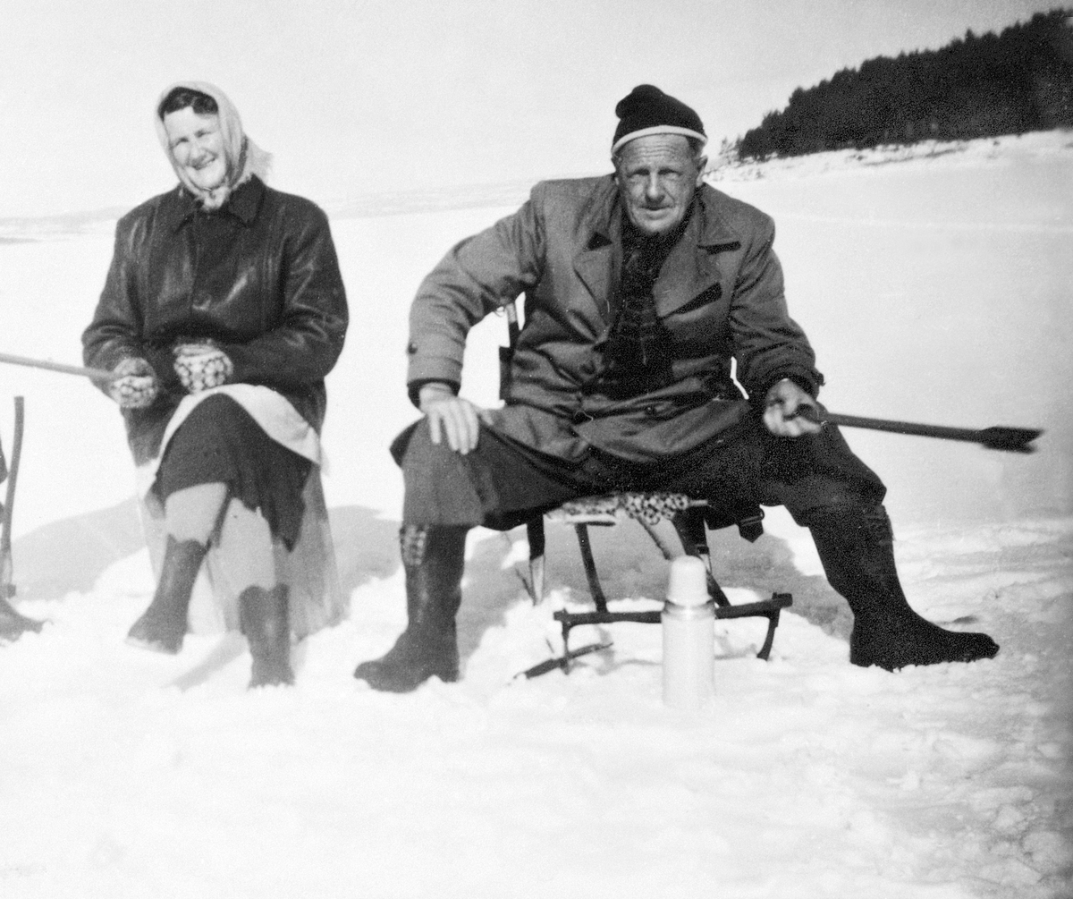 Anno Domkirkeodden, PILKING, FISKE PÅ MJØSA. ISFISKE. FRA VENSTRE EIGIL ELISENBERG, MAGNHILD ELISENBERG OG GUNNAR ELISENBERG. BIDET ER TATT UTENFOR SOTEN.
