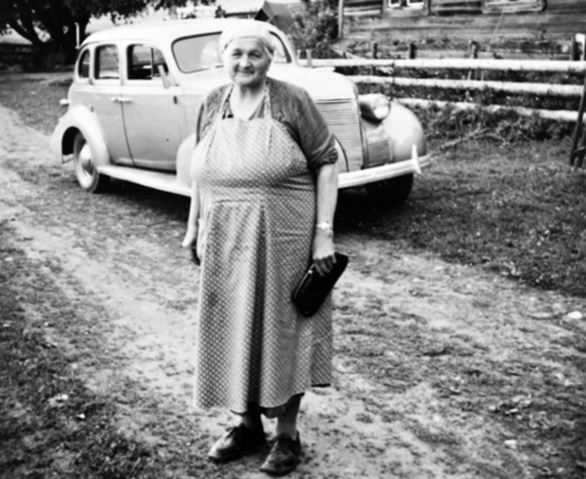 Anno Domkirkeodden, ELISE LUNDQUIST, KORSØDEGÅRDEN CAMPING, 1945. Chevrolet 1939 i bakgrunnen.