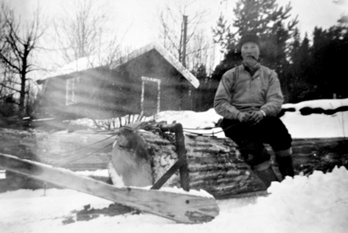 Anno Domkirkeodden, TØMMERKJØRING, SKOGSARBEID, OLAF FINBERGET KJØRER GROVT TØMMER. SVENSKERUD 1955