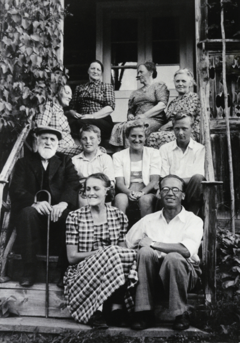 Anno Domkirkeodden, FAMILIEGRUPPE TOMTER SAMLET PÅ ELLEBERG I VÅGÅ, 1942. 1. REKKE F. V. INGRID TOMTER OG EINAR SKAATTELID. 2. REKKE F. V ESTIN, ØYSTEIN, SIGNE TOMTER OG KNUT HJELDE. 3. REKKE PAULINE, MARI, MARIE OG MARIT HOVDESE ÅRBOKA 2006 S. 109.