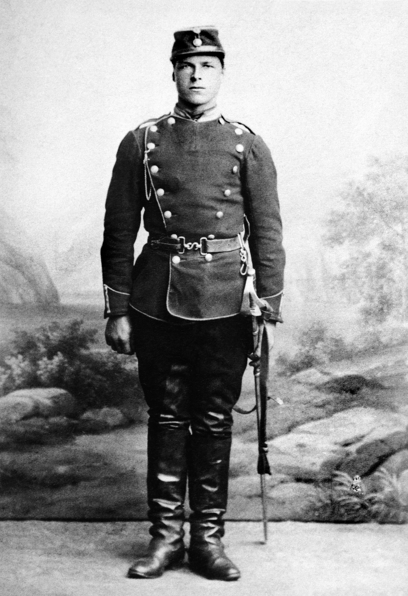 Anno Domkirkeodden, DIDRIK HENRIKSEN BRATLIEN SOM GRENSEVAKT I 1905. HAN VAR FØDT 13/9-1868 OG DØDE 15/11-1939. GIFTET SEG 23/2-1891 MED MATHEA MARTINSDATTER NORDI, ITILLEGG TIL Å VÆRE SMÅBRUKER OG DREV HAN SOM TØMMERMANN OM SOMMEREN OG I TØMMERSKOGEN OM VINTEREN. MILITÆRUNIFORM