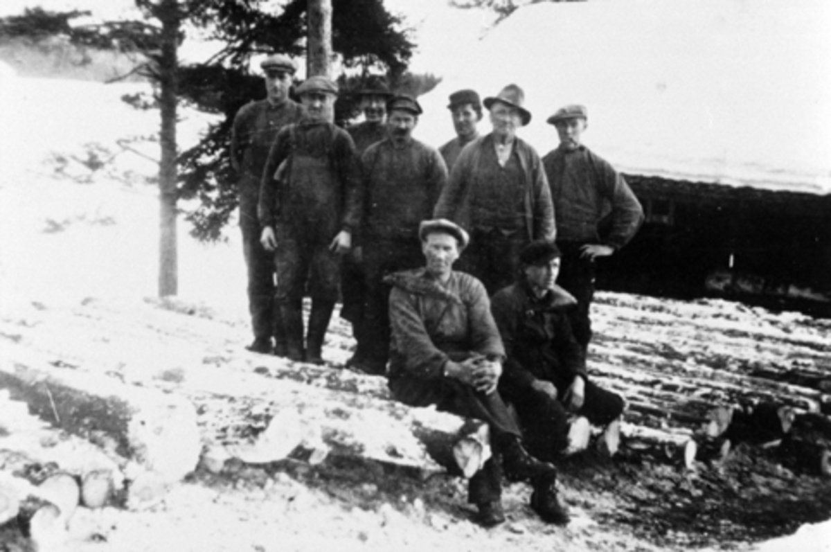 Anno Domkirkeodden, GJØVIKSAGA. SAGARBEIDERE. FORAN FRA. V. KRISTOFFER GRØNSVEEN, UKJENT, SKJELLET. BAK FRA. V. KRISTOFFER LØVLI, UKJENT, GUNNAR PEDERSEN TANGEN, ASBJØRN JULIUSSEN, UKJENT, UKJENT, NILS NILSEN ( ROGNSTAD ) OG KÅRE PEDERSEN.