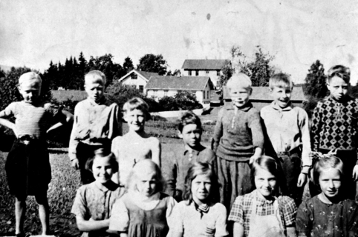 Anno Domkirkeodden, Såstad skole. Gruppe i kjøkkenhagen. Bak f. v. Arne Haga(Johansen), Thorbjørn Emilsen, Arve Syverud, Hallvard Austlid, Kåre Holm, Oskar Monsen, Johan Johansen. Foran f. v. Jorunn Kristiansen, Laila Dybdal(datter av lærer Dybdal), Synnøve Lindgren (Holen v/Vitbergstuetjernet), Gunvor Pedersen, Oddve…
