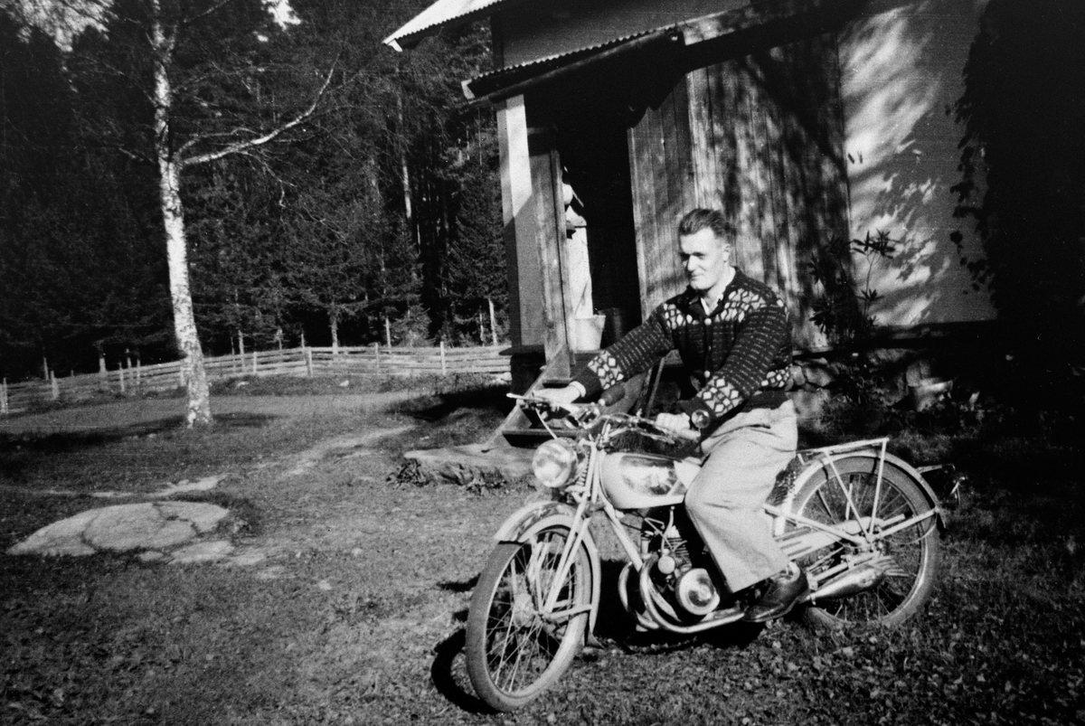 Anno Domkirkeodden, POLMAR ÅSRØNNINGEN PÅ PEUGEOT MOTORSYKKEL, CA 1933. KORSLUND ÅSVANG.