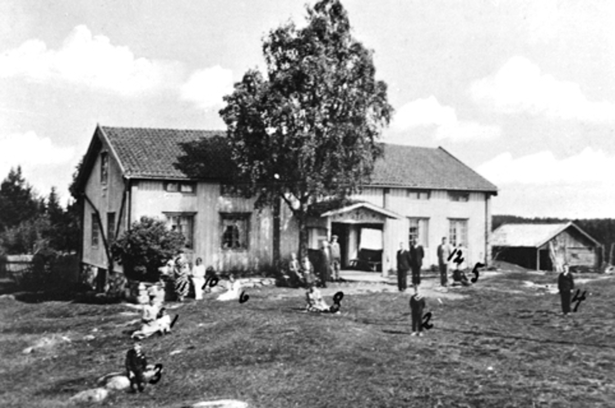 Anno Domkirkeodden, HAUKÅSEN UNDER PINSEMENIGHETENS SOMMERSTEVNE I 1932. . PASTOR BARRAT OG HUSTRU STÅR TIL VENSTRE FOR VERANDAEN. 10 AV SJØLIES BARN ER MED PÅ BILDET.