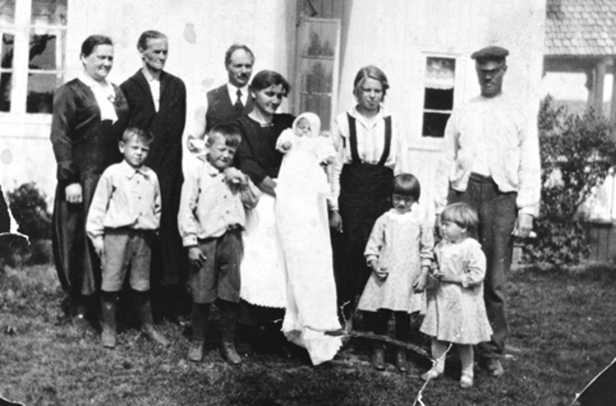 Anno Domkirkeodden, SKANSEN I ÅSBYGDA. BARNEDÅP TIL BORGHILD SKANSEN. JENTER FORAN SOLVEIG OG INGEBORG SKANSEN. GUTTENE ER KÅRE OG NILS SKANSEN. BAK F. H. ANDERS SKANSEN, MARTHE SKJELSETH, MAGNHILD SKANSEN, UKJENT OG FORELDRENE TIL MAGNHILD