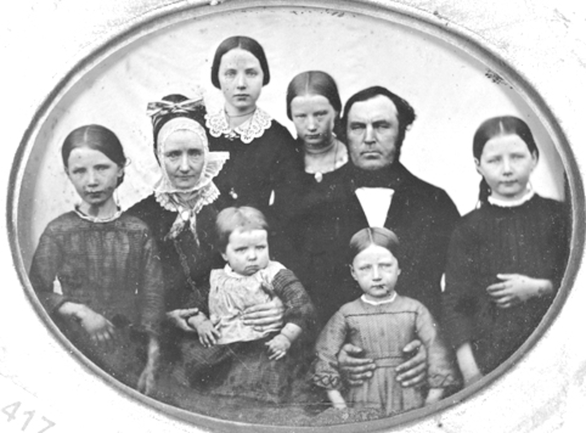 Anno Domkirkeodden, OTTESTAD NORDRE, FAMILIEGRUPPE. AMBROTYPI. JOHAN 1818-1891 OG ANDREA 1820-1876. GINA MATHEA 1842-1891, OTTESTAD. INGEBORG 1845-1904, KOPPANG. TAROLINE 1847-1937, SKJELVE. OLINE 1849-1924, HVERVEN. ANNE JULIE.