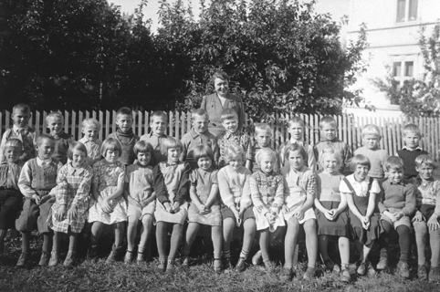 Anno Domkirkeodden, STANGE FOLKESKOLE, BARNESKOLE. 2. KLASSE 1938. 1. REKKE F. V. ARVID MARTINSEN, KARL LINDSTAD, MÅLFRID BRENNA, SIGNE BERG, ELSE HUSHAGEN, ELLEN FRENNING, SOLVEIG LUNDE, KAREN MARGRETHE BAARDSETH, ANNE MARIE BRAASTAD, ESTER ELNA BROVOLD, GUNVOR STABELL, KARIN THORESEN, SVERRE FJELD, PEDER KRISTIANSEN…