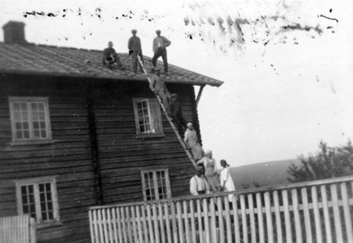 Anno Domkirkeodden, SKÅRÅS STORE I VALLSET, ARBEIDSLAG, UKJENTE MENN OG KVINNER FJERNER TAKSTEIN FRA TAKET PÅ HOVEDBYGNINGEN I 1954, STIGE
