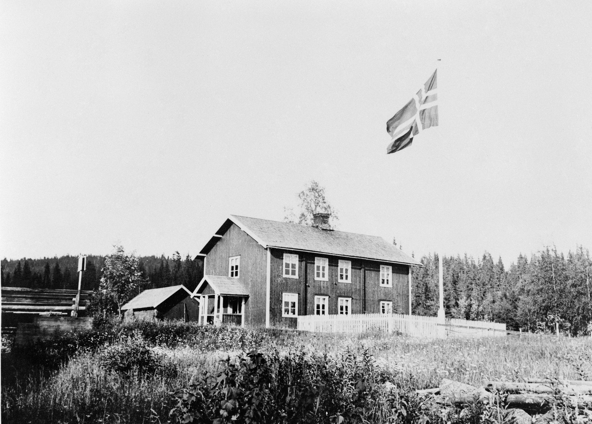 Anno Domkirkeodden, GAMMELSAGA, ØSTRE SAG, STANGE ALMENNING, EKSTERIØR, FLAGG