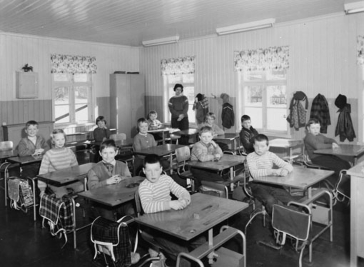 Anno Domkirkeodden, BRYHN SKOLE, 1960, ELEVER I KLASSEROM, INTERIØR, SKOLEPULTER, SKOLESEKKER. 1 PULTREKKE F. V. ERIK SJØNNESEN, ANNE MAGNHILD SAUSTAD, TERJE STENBECK, JOHAN JØRGENSEN. 2. REKKE F. V. ANNE BRETTEN, MARI HØRSAND, KJELL LIAMO, KRISTOFFER JØRGENSEN. 3. REKKE F. V. INGEBORG NORDBRYHN, KJERSTI PETERSEN, JAN…
