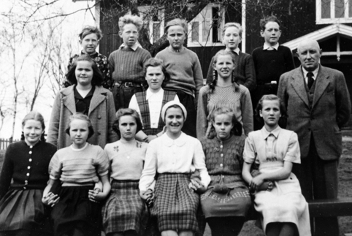 Anno Domkirkeodden, BREIDABLIKK SKOLE, KLASSEBILDE 7. KLASSE 1950. F. V. 1. REKKE INGER JOHANNE KJUS, ÅSE BERG, RANDI VESTLI (?), HALFRID AUSTAD, ELSE ENGEBRETSEN, BERIT RØHNE. 2. REKKE AUD LINDSTAD, SIGRID BERGSENG, KJERSTI SKJØNSBERG, OLAF MOEN (LÆRER)3. REKKE F. V. KJELL SØDERLIND, ARNE PAULSEN, JARLE JOHANSEN, BJØ…
