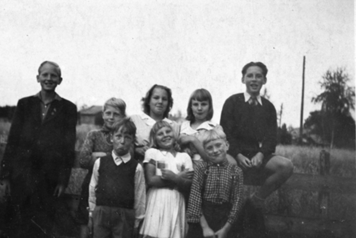 Anno Domkirkeodden, GRUPPE 8 BARN, ILSENG. FRA VENSTRE FORAN FINN NORDLI, LENA MADSEN, BJØRN ELIASSEN. F. V. BAK JOHN ELIASSEN, ODD ELIASSEN, ELSE MADSEN, ÅSE MADSEN, ODDVAR ELIASSEN