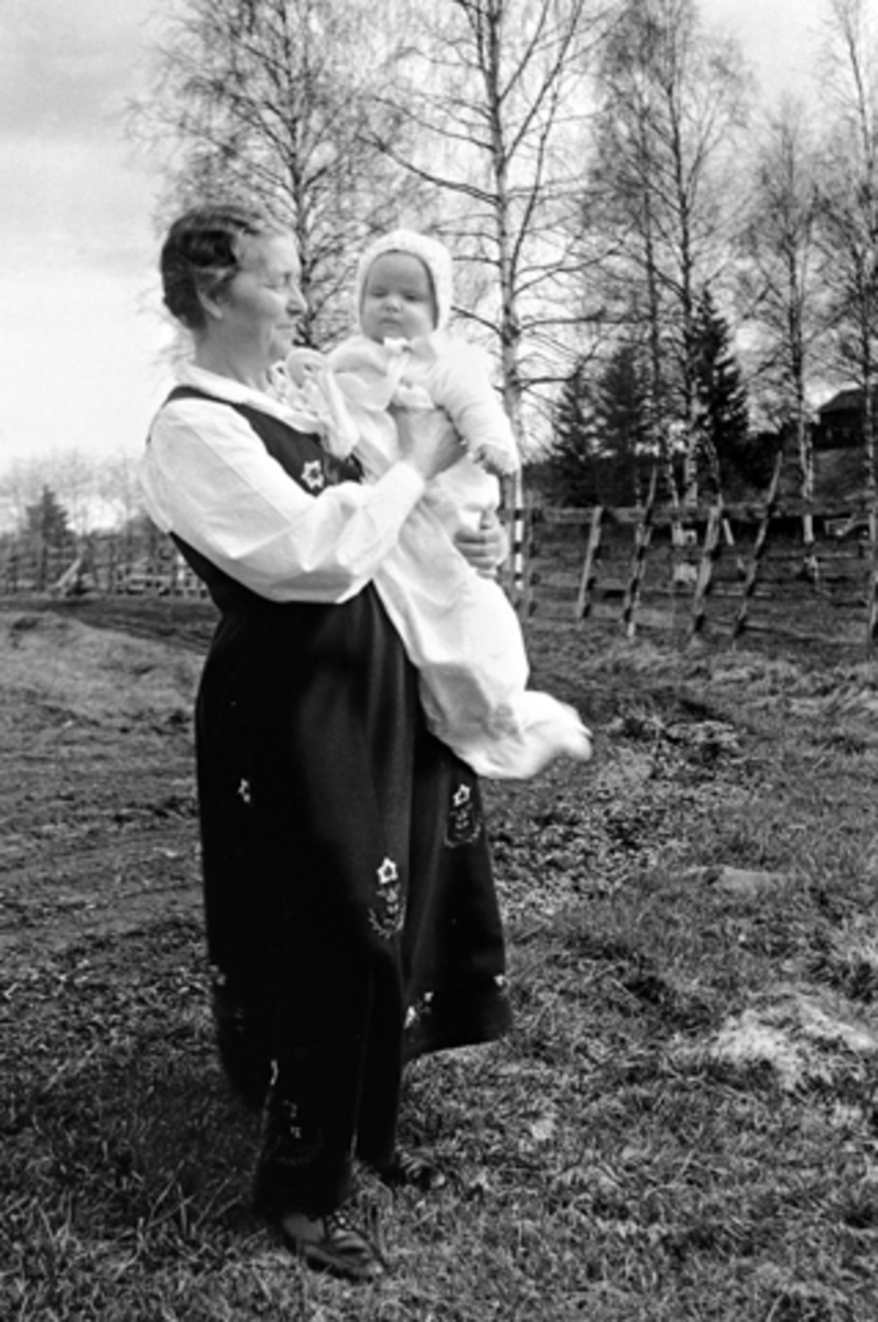 Anno Domkirkeodden, ALIDA FINNANGER MED EVA ØSTERHAGEN PÅ ARMEN. BARNEDÅP. ALIDAS BUNAD ER EN AV DE FØRSTE VALLSETBUNADER SOM BLE LAGET