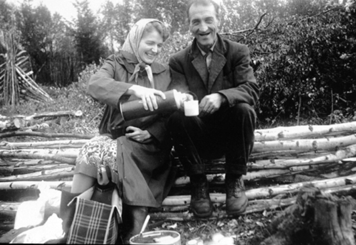 Anno Domkirkeodden, KAFFEKOS, ÅSE JENSEN OG HENNES SVIGERFAR ASBJØRN JENSEN, RYDDING AV SKOG PÅ TOMTA FØR BYGGING AV TYRIMO, ILSENG ( VED ENDEN AV NYVEGEN ) CA. 1960