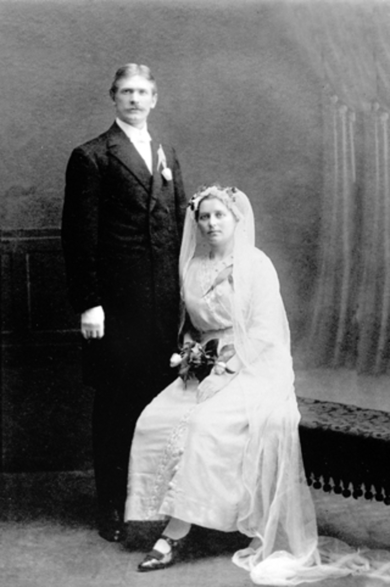 Anno Domkirkeodden, BRUDEBILDE GUDMIND FINNANGER OG ALIDA F. DAMMEN, 1917-1918