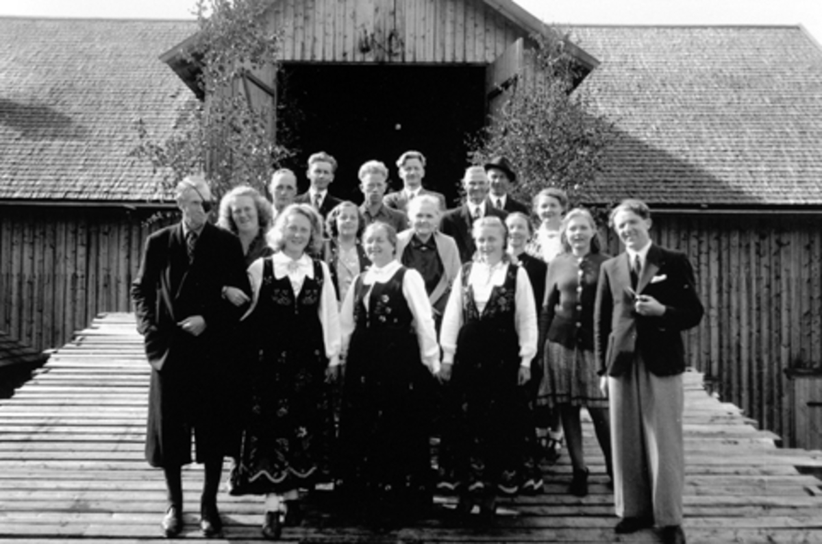 Anno Domkirkeodden, GJESTER I BRYLLUPET TIL ÅSE OG TORE ØSTERHAGEN, FOTOGRAFERT PÅ LÅVEBRUA I GODHOLEN DAGEN ETTER BRYLLUPET, FESTEN VAR I LÅVEN, 1947