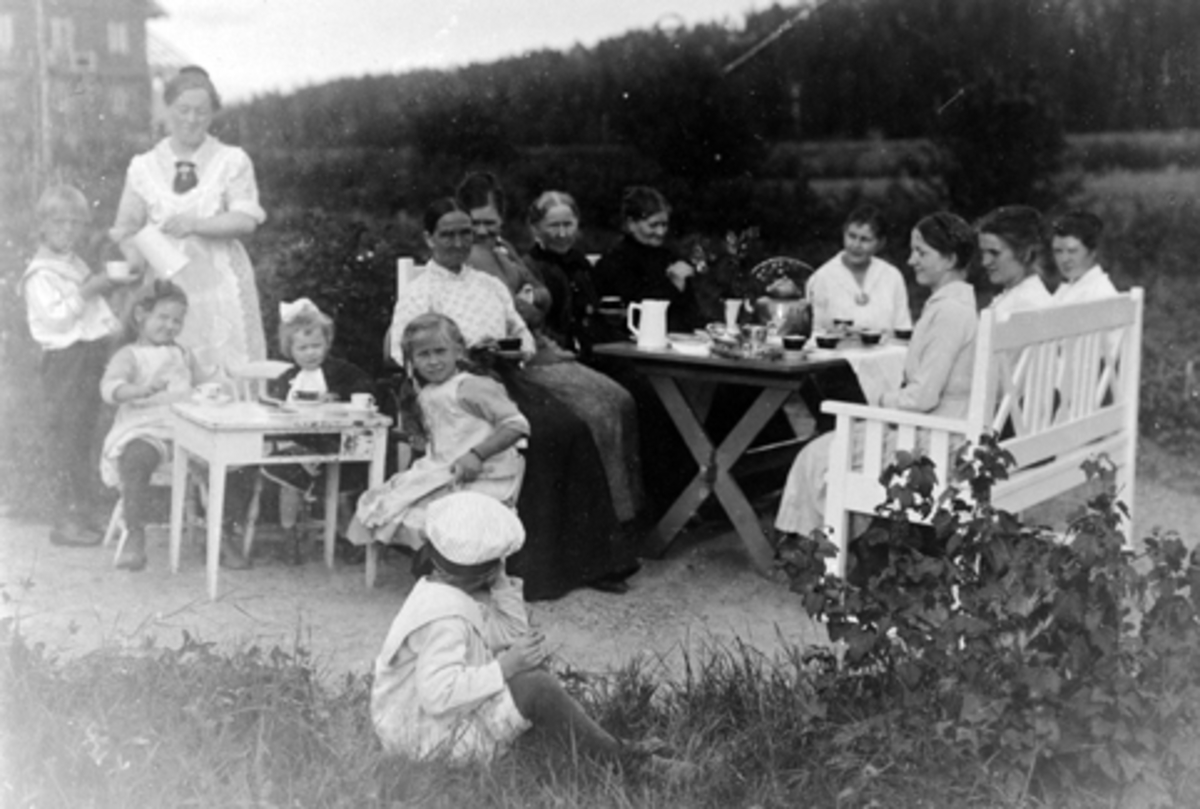 Anno Domkirkeodden, KORSØDEGARDEN, HAGESELSKAP, BARN OG VOKSNE. BARNA RUNDT DET MINSTE BORDET ER F. V HARALD HOUGSRUD, KARENE RØYSE F. BJØLSTAD, KAREN LOUISE HOUGSRUD, KAREN? ELSE BJØLSTAD M/ SLØYFE, HENRY BJØLSTAD, CA. 1922-1924