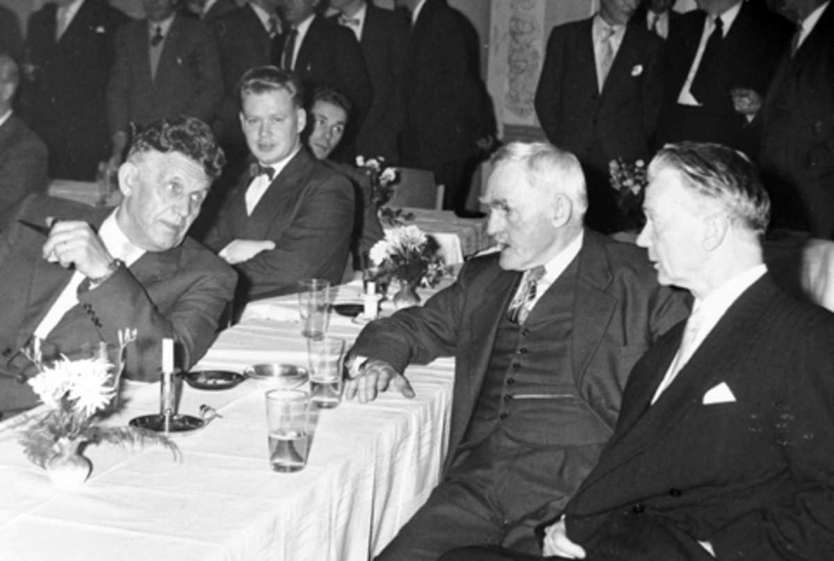 Anno Domkirkeodden, STANGE SPAREBANK, FRA ÅPNINGSFESTEN 12. 12. 1957. F. V. VED BORDET, KRISTIAN FJELD MED PIPE, HALLVARD JOHANSEN, OSKAR TOMTER OG BANKSJEF I ELVERUM ANDERSEN