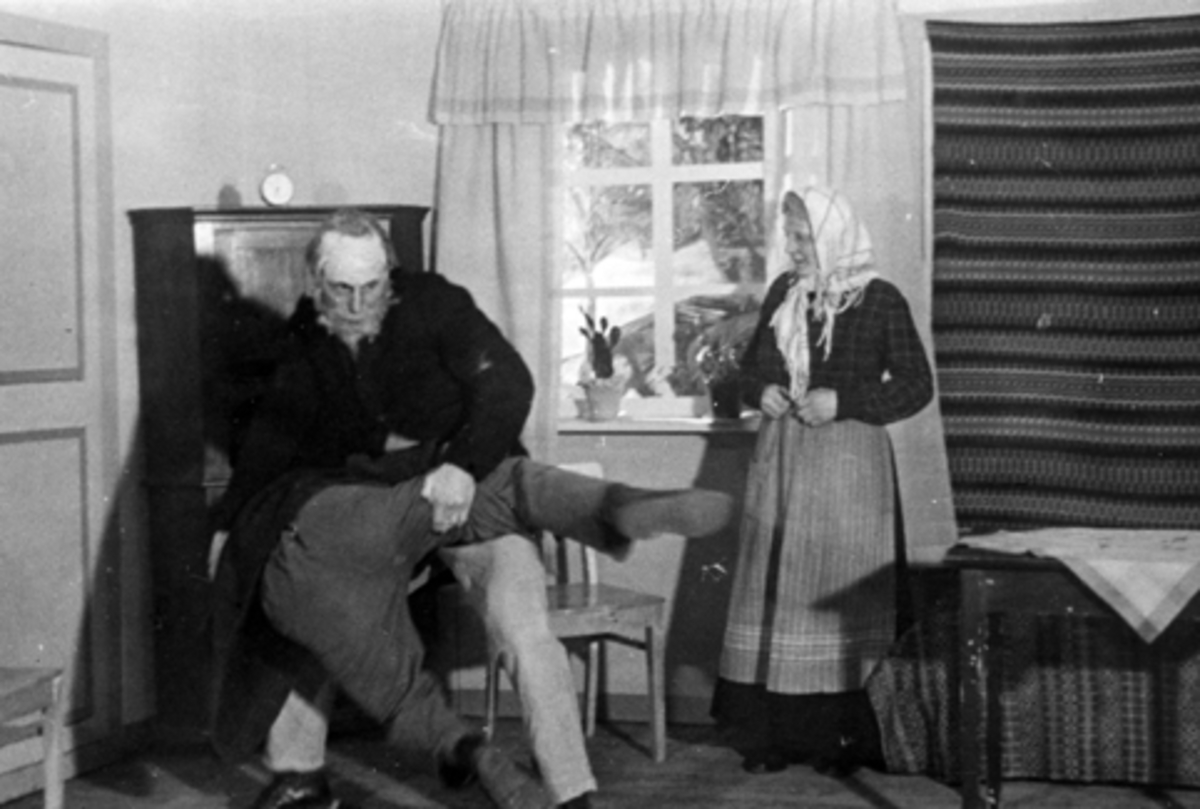 Anno Domkirkeodden, SANDERUD SYKEHUS, SKUESPILL, TEATER, "TOBAKK UTEN KJÆRLIGHET", F. v: Johan Linløkken, Bergljot Grue