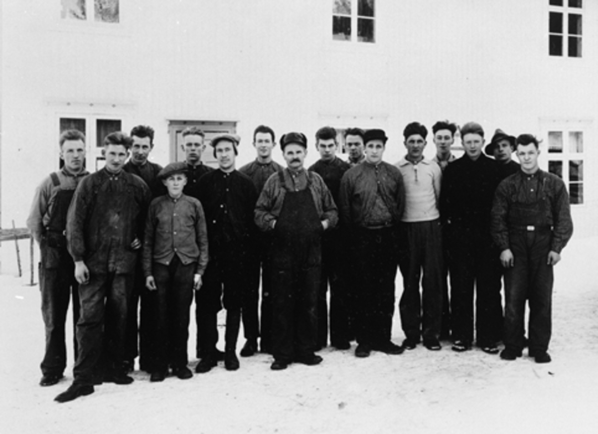 Anno Domkirkeodden, ARBEIDERSKOLEN, ÅSEN SKOLEKRETS, AASEN, CA. 1930. FORAN F. V. KRISTIAN DYRESEN DILLERUD, PAUL DAHLSTRØM, KRISTIAN HEKNE, LÆRER EMIL DYRENG, ARTHUR SKJELSET. BAK F. V. REIDAR FOSSEN, HANS BYSVEEN, ASBJØRN HVAL, PAUL PETLUND, GEORG EVENSEN, NIKOLAI SJØLIE, HARALD HELMERSEN, OTTAR BRATLIEN, UKJENT, ER…