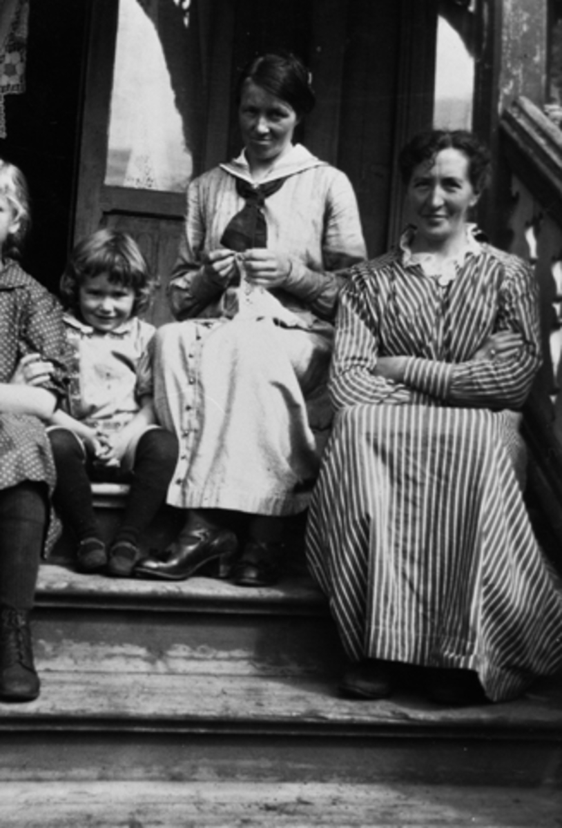 Anno Domkirkeodden, SOLHEIM STANGE, F. V. EGIL ANDERSEN, INGA KALSVEEN( KONA TIL KJØPMANN OLE KALSVEEN) OG KJERSTI ANDERSEN.