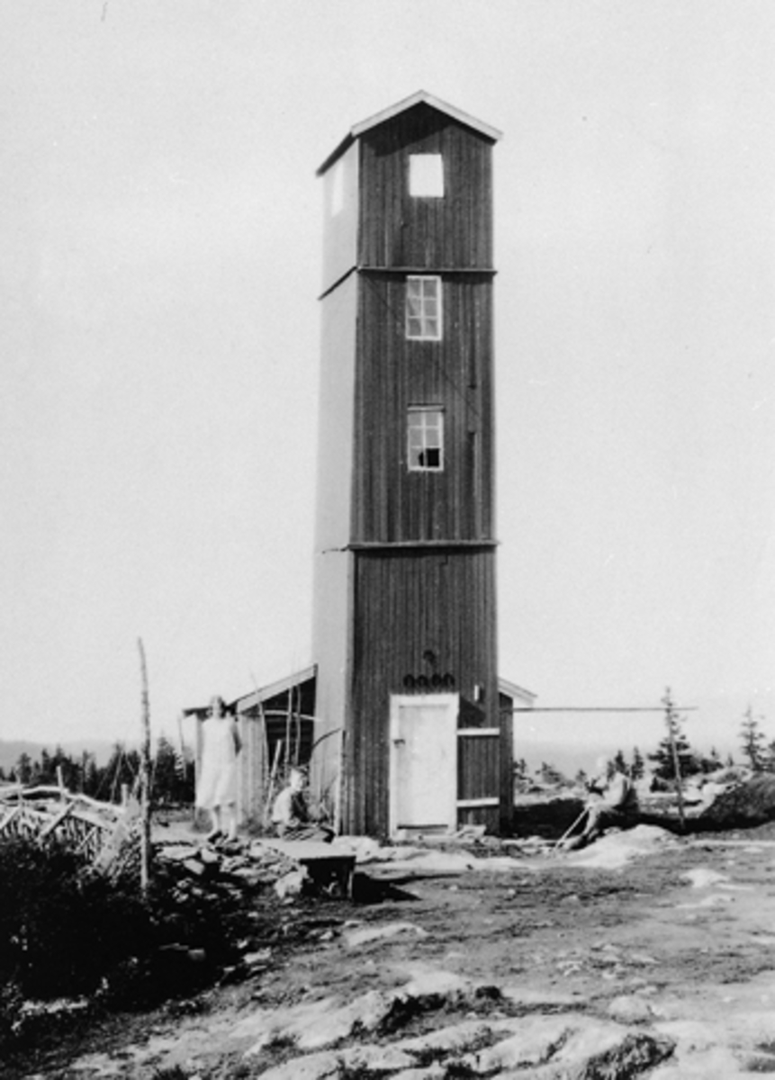 Anno Domkirkeodden, KNUKTÅRNET, BRANNVAKTSTÅRN. TÅRNET BLE SATT OPP I 1903. GOLVET PÅ TOPPEN AV TÅRNET VAR 15 ALEN, 9, 4 M OVER BAKKEN, BLÅSTE NED PÅ SLUTTEN AV 1920-TALLET