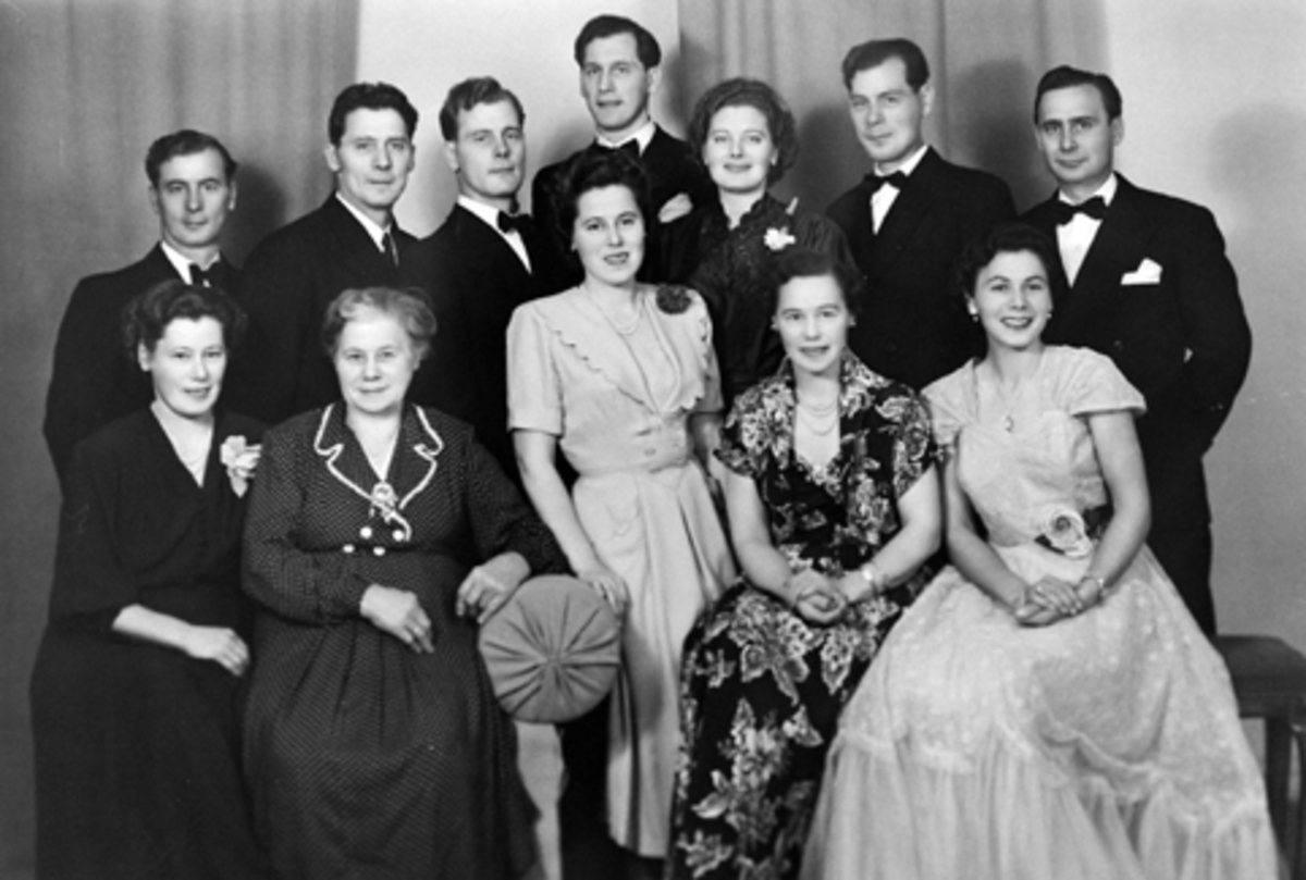 Anno Domkirkeodden, FAMILIEGRUPPE SVESTAD GÅRD I ROMEDAL. BAK F. V. MARTIN, BIRGER, OLAF, AKSEL, NELLY, KRISTIAN OG THARALD. FORAN F. V HELGA, ANNA, ESTHER, MAGDA OG ELDBJØRG, 1952.