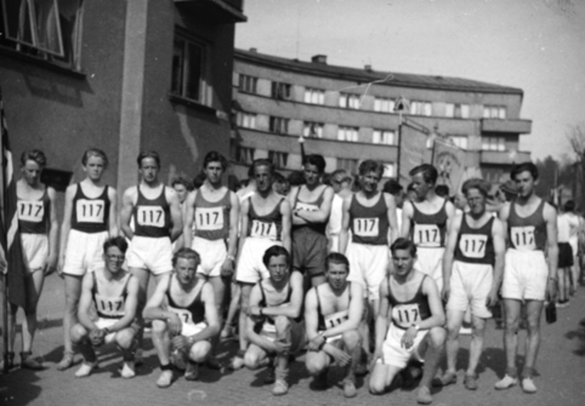Anno Domkirkeodden, STAFETT-LAG I HOLMENKOLLSTAFETTEN 1947, BISLETT STADION, OSLO. 1. REKKE MADS BERGSENG, OLAI HÅGENSEN, ROLF FREMMING, HANS NARBUVOLL, OLAV KARLSEN. 2. REKKE KRISTIAN BERGSENG, BJARNE KVISGÅRD, ARNE HAUGSVEEN, MORTEN LALUM, ODD KIRKEBY, P. GJERLAUG, KNUT VASAASEN, KNUT BERGSENG, MAGNUS SOLBAKKEN OG N…