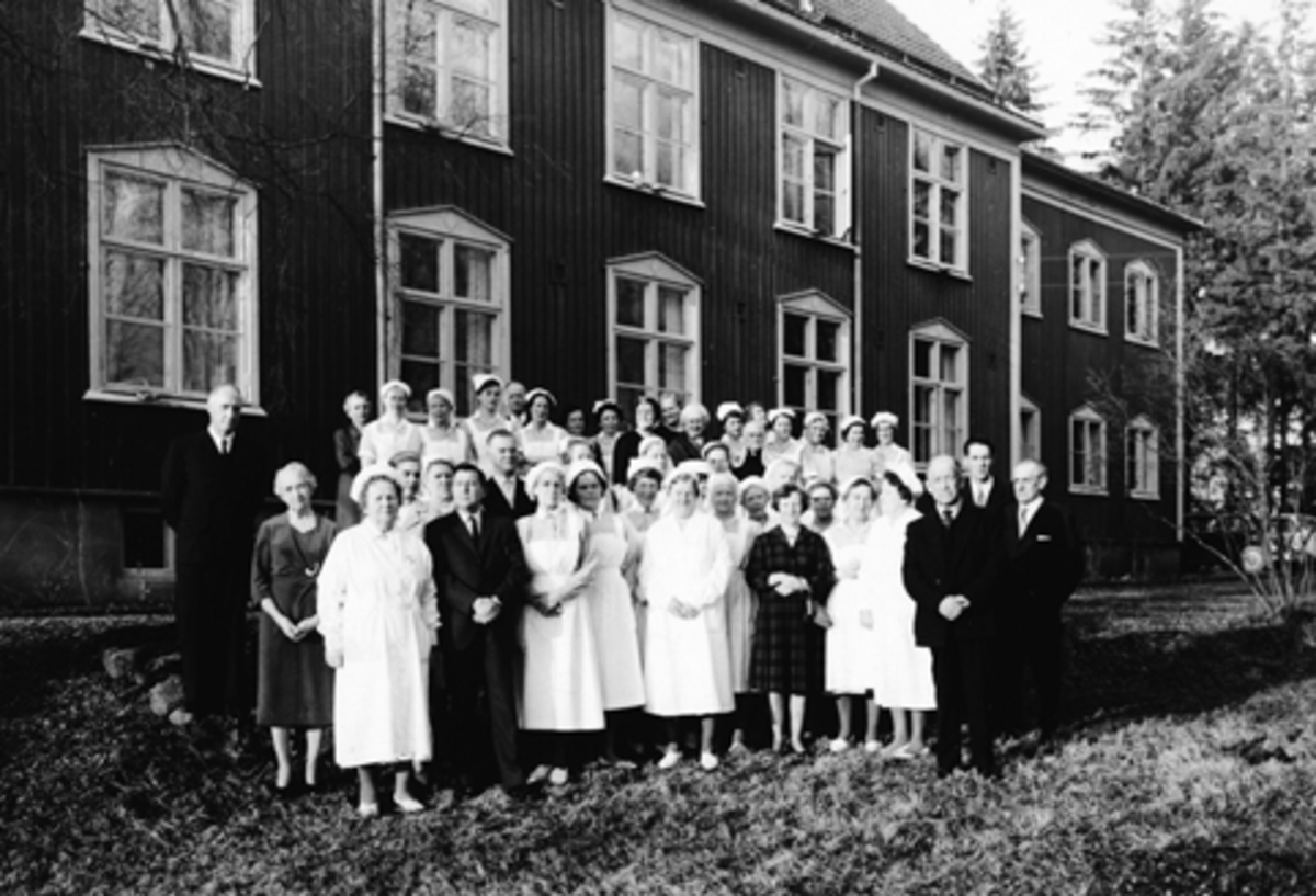 Anno Domkirkeodden, STANGE SYKEHUS, GRUPPE ANSATTE, JUBILEUM, MEDALJEUTDELING?1. REKKE F. V. SØSTER ANNE HAUGEN, NR. 2. WILHELM KOREN LUND 2. REKKE F. V NR. 1 INGRID THORSHAUG, NR. 3 PETRA SVEEN, NR. 4. ARNLJOT JOHNSTAD, DE ØVRIGE UKJENTE. 1965-1970.