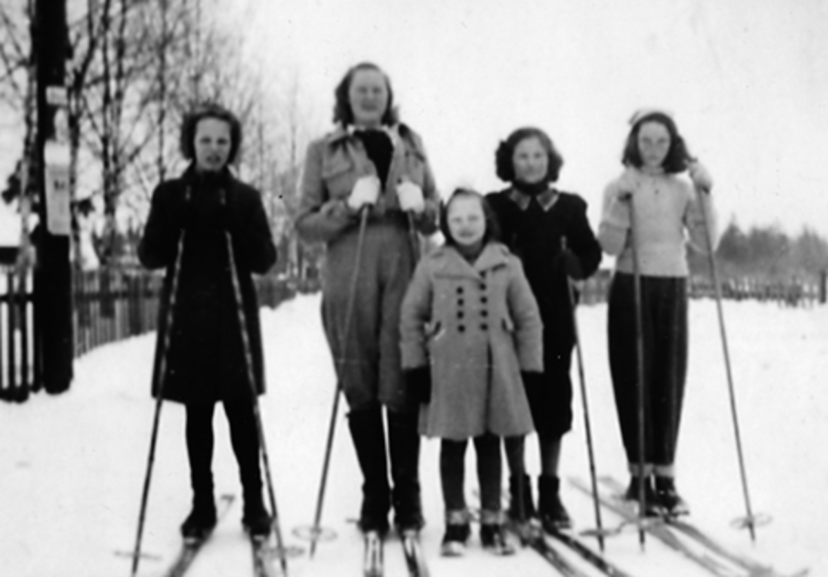 Anno Domkirkeodden, SKILØPERE, "KONTANTEN" PÅ ILSENG. F. V. BJØRG SYVERINSEN, G. RØNNING, ÅSE SKAUG G. KARSETH, ANNA B. , V. STRAND OG ELSE M. NYBORG, CA. 1947/1948.