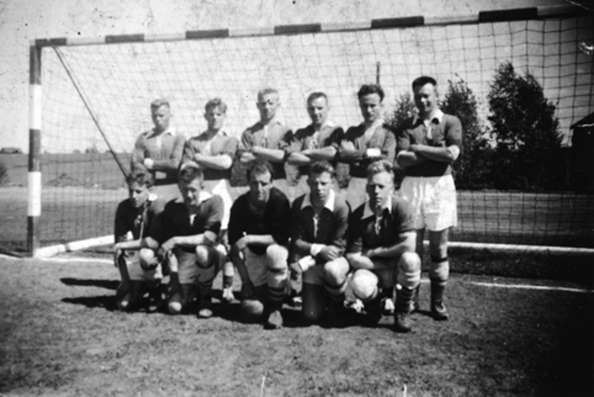 Anno Domkirkeodden, STANGE SPORTSKLUBB, A-LAGET I FOTBALL. FORAN F. V. MARIUS LANGBERG, JOHAN NYLAND, SVERRE SØRENSEN, ODD NILSEN OLAUS HOEL. BAK F. V EVALD JOHANSEN, HENRY JOHANSEN, ROLF EDVINSEN, MAGNE HOVIND, MAGNE THOMASSEN OG GUNNAR DAHL. CA. 1956.