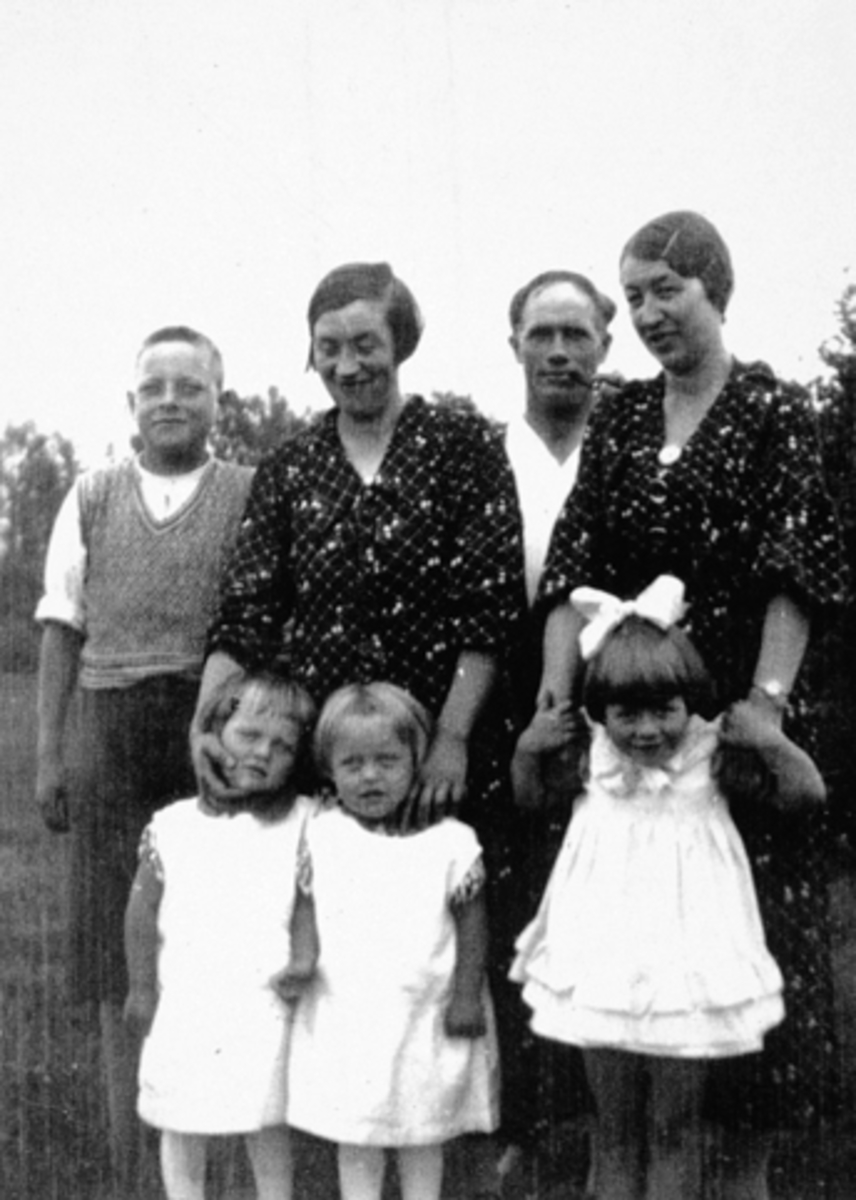 Anno Domkirkeodden, F. V. FORAN, EMILIE OG ANNA BJØRNSTAD, TVILLINGER F. 24-2-1934, ANNE MARIE OTTERSEN F. APRIL 1933. BAK F. V. EIVIND BJØRNSTAD F. 28-5-1924, ELINOR BJØRNSTAD F. MORTENSEN 29-9-1903, JOHANNES BJØRNSTAD F. 23-10-1899, ELIDA O. MORTENSEN. HUSMANNSPLASSEN SANDKVERNA UNDER SANDE.