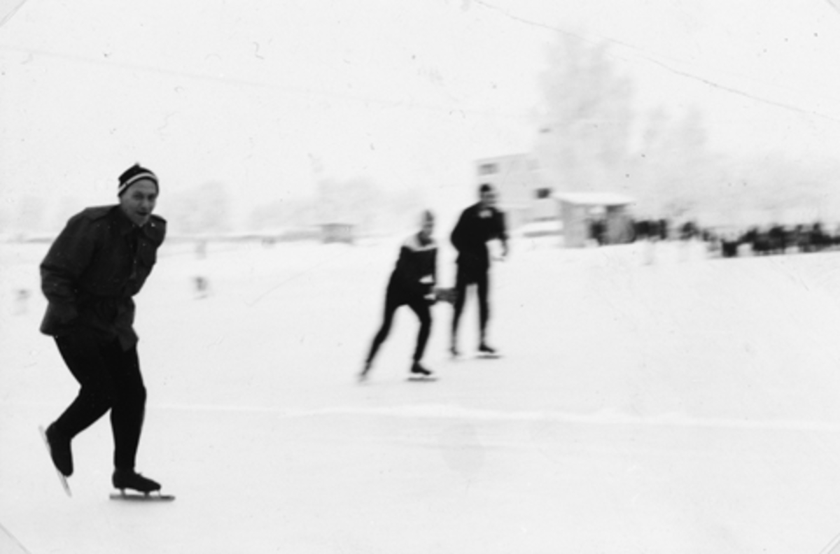 Anno Domkirkeodden, SKØYTEBANEN TIL STANGE SPORTSKLUBB. JOHN FARSTAD I FORGRUNNEN. CA. 1955.