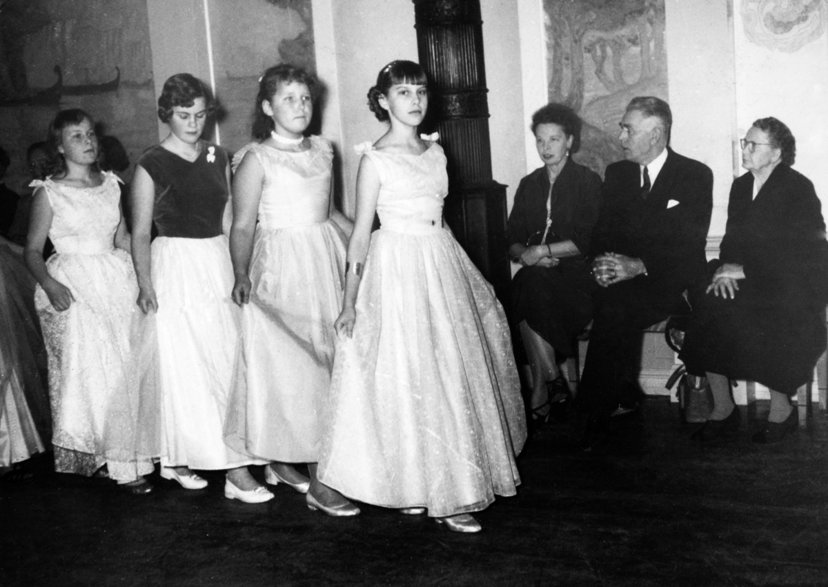 Anno Domkirkeodden, DANSESKOLE PÅ TINGVOLD, STANGE. POLONESE. F. V. ANNE KARI FARSTAD, RØNNAUG UST, ELISABETH HUSE OLSEN, OG RØNNAUG HUSE. I BAKGRUNNEN MARTHA HUSE, EINAR HUSE OG FRU WIEN. CA. 1958.