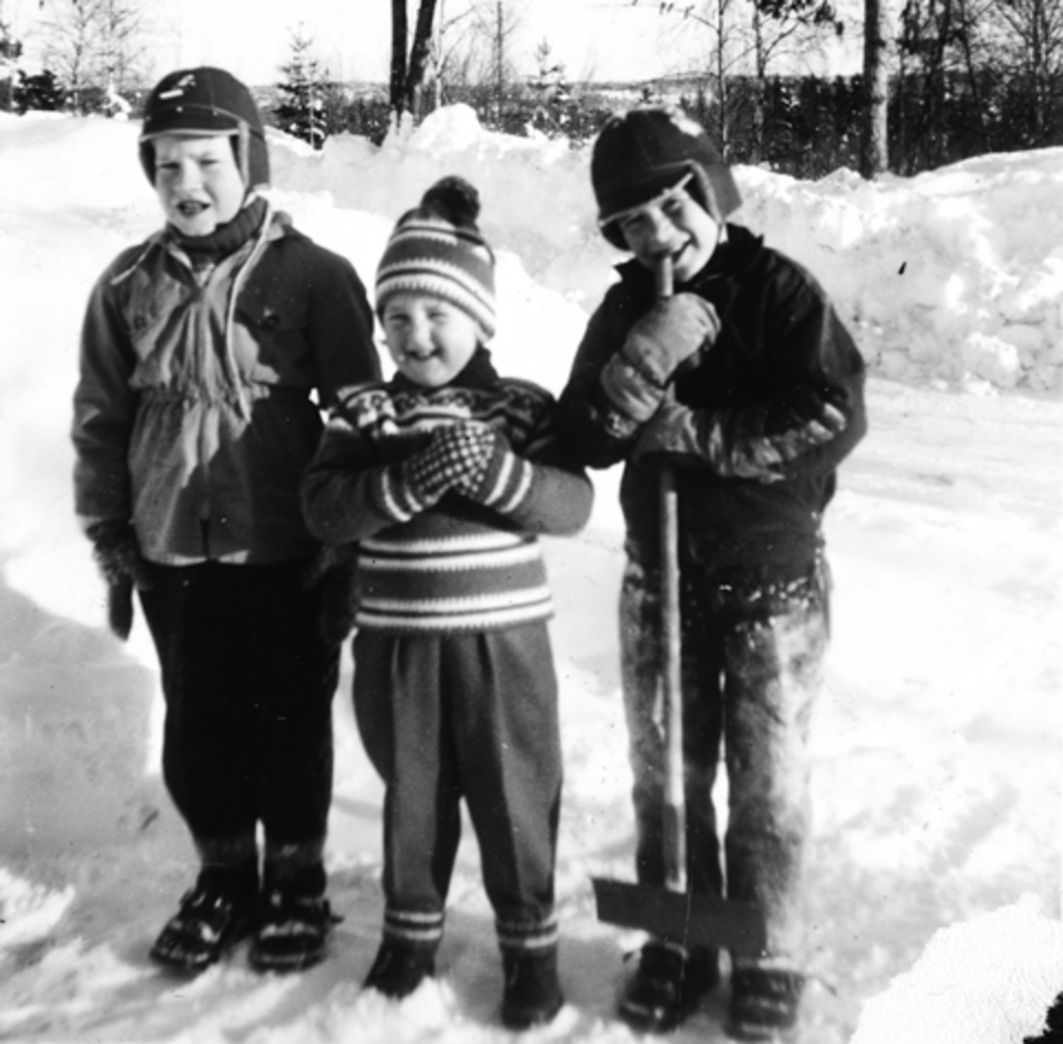 Anno Domkirkeodden, BARN, VINTER. ÅGE MONSEN, IRENE MONSEN OG KJELL BJØRSETH LEKER I SNØEN. CA. 1957.