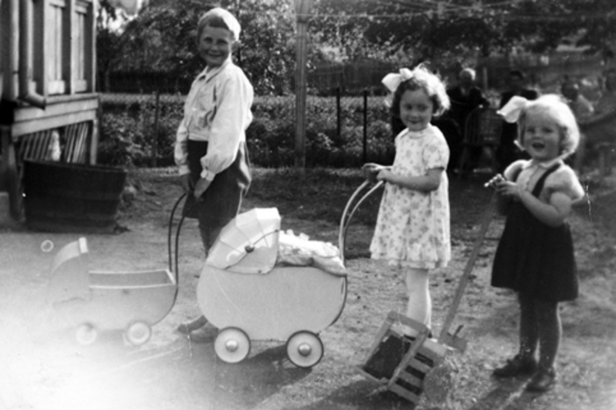 Anno Domkirkeodden, SVEN FURUSETH, ROMEDAL, ASTRID BRYSTAD, HAMAR OG ELIDA BRYHNI, ROMEDAL. BARNELEKER, DUKKEVOGN, CA. 1946.
