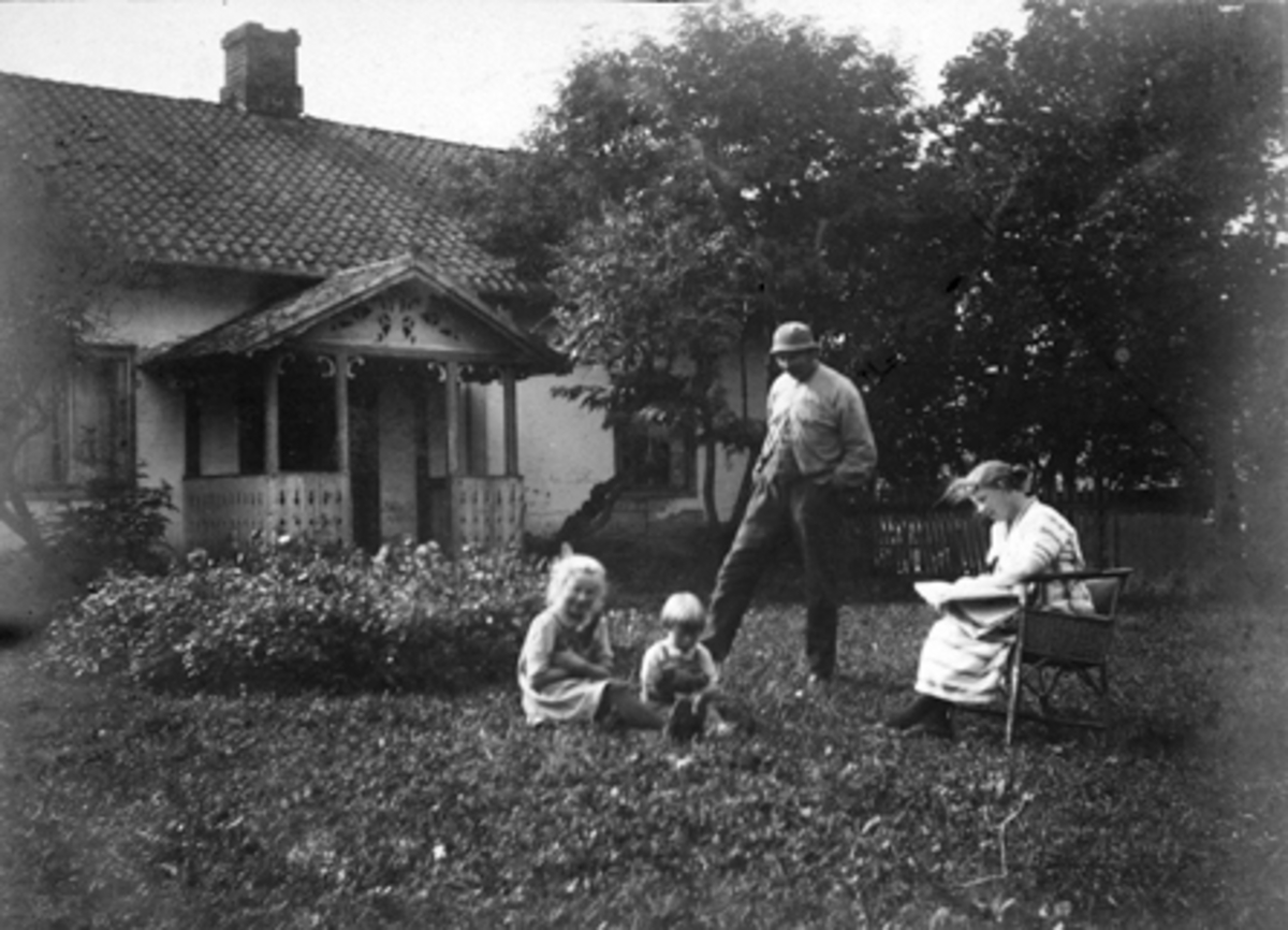 Anno Domkirkeodden, NORDBRYHN GARD, STANGE. AASE, LEIF, ANDREAS OG RUTH H. NILSEN FORAN FØDERÅDSBYGNINGEN