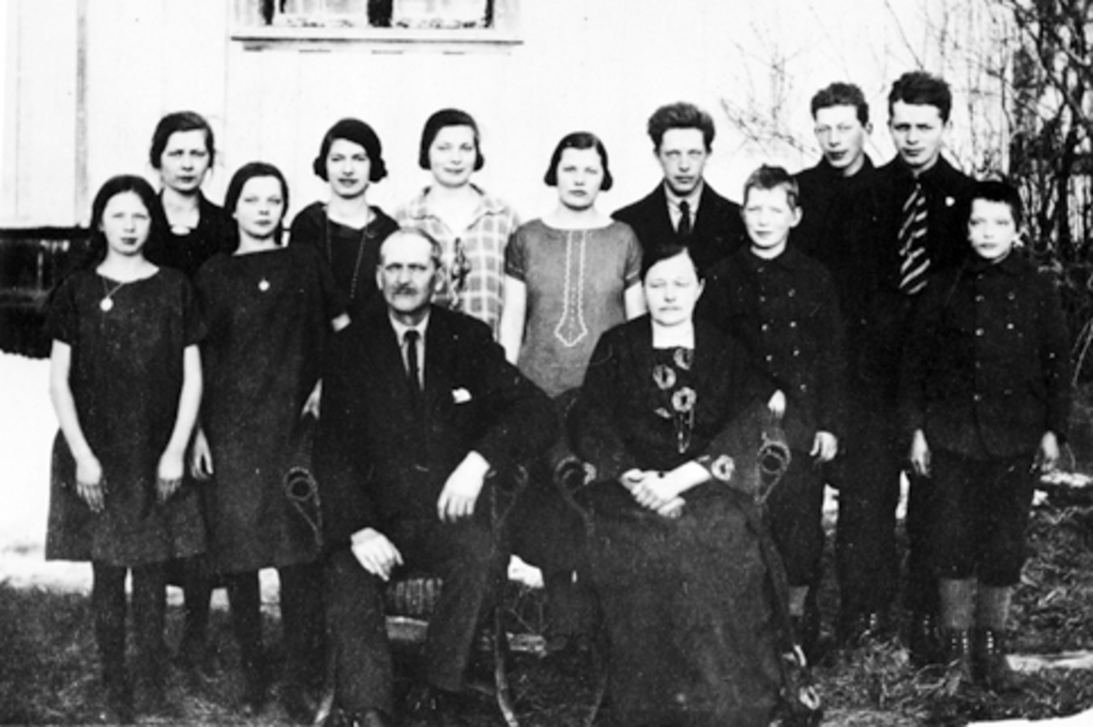 Anno Domkirkeodden, MOEN I STANGE. FORAN F. V. SYVER OG KARI BAKSTAD M/BARN. BAK F. V. BORGHILD, G. HÅGENÅSEN, MARTHE KAROLINE, G. MENKERUD, RAGNA, G. HAUGSRUD, MARGIT, KJELLAUG, G. RINGNES, OLAUG, G. SANDVOLD, MARTINIUS, IVAR, SVERRE, LARS, ROLF.